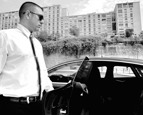 Photo noir et blanc d'un chauffeur VTC à Marseille