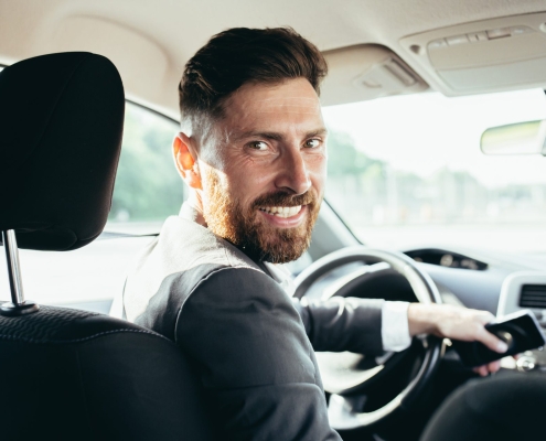 Chauffeur privé souriant